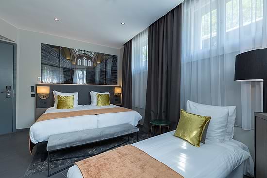 Leonardo Hotel Amsterdam Museum Quarter - Комфортный номер с 1 двуспальной кроватью 1 односпально1 кроватью и ограниченным видом