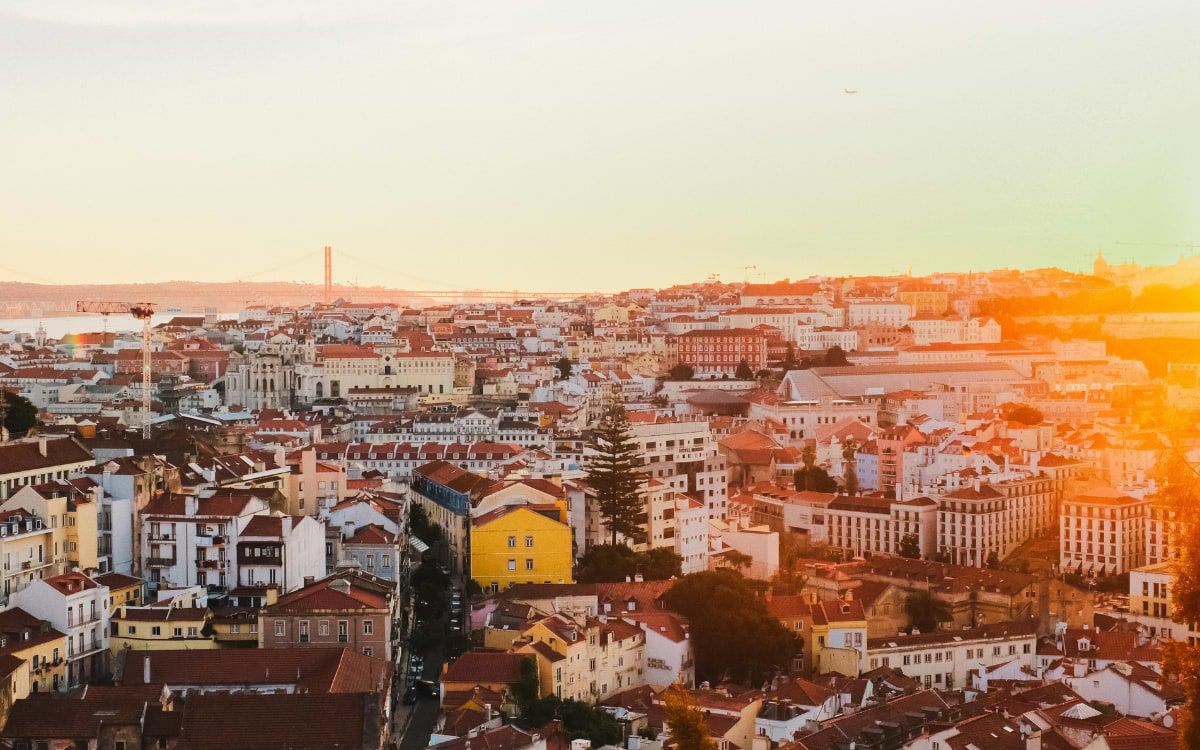 Panoramablick auf Lissabon bei Sonnenuntergang mit der Brücke des 25. April, Lissabon