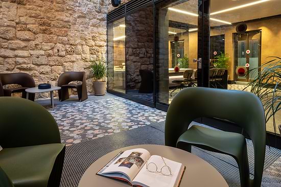 master Bat Yam - Outdoor Seating Area