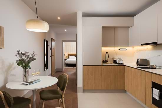One Bedroom Apartment - Kitcenette and Dining table