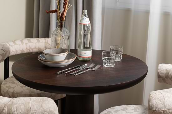 Deluxe One Bedroom with Single Sofabed - Dining Table