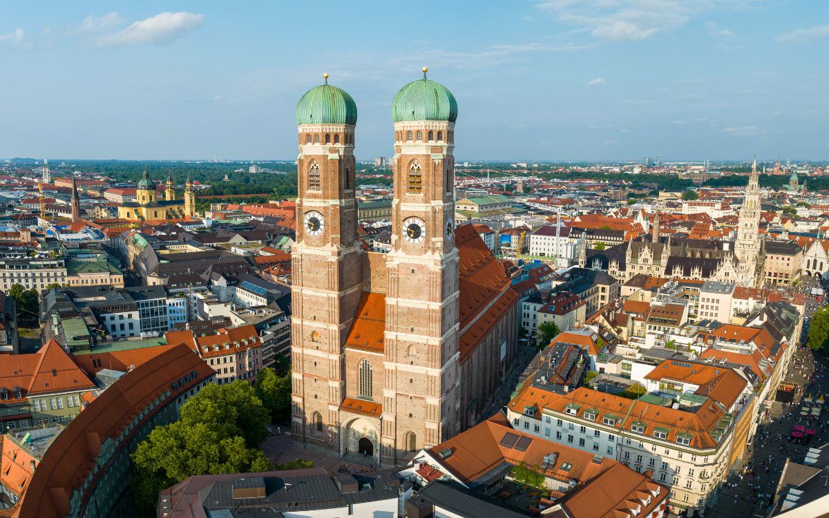 Luftaufnahme der Münchner Frauenkirche und Altstadt, München