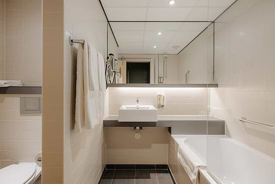 Leonardo Hotel Den Haag Babylon – Badezimmer