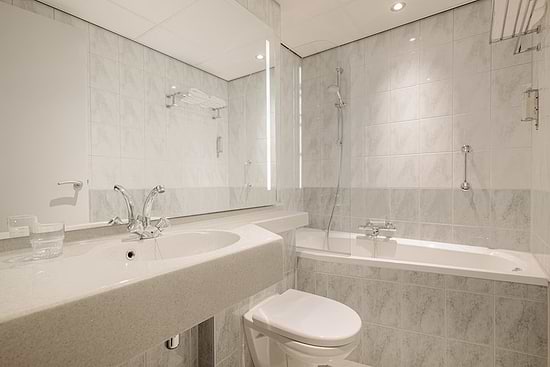 Leonardo Hotel Eindhoven City Center - Family Room 2 Double Beds