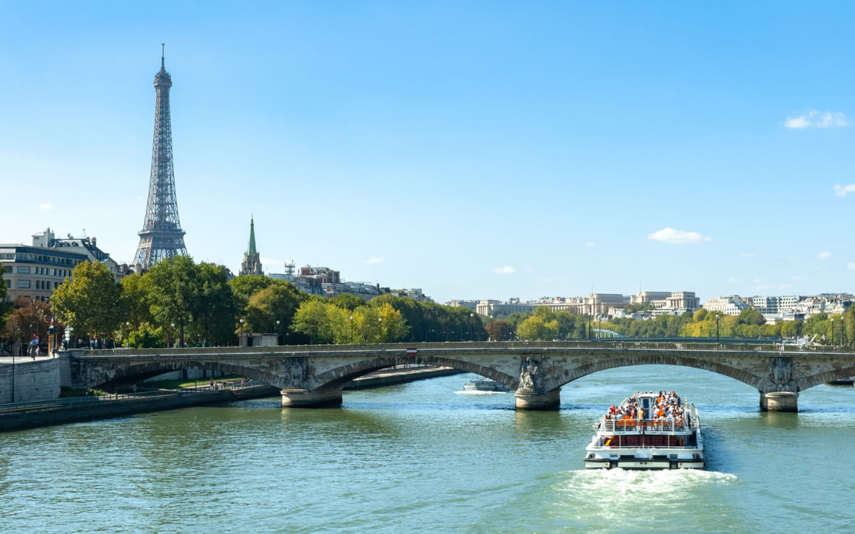 Eiffelturm und Seine mit Ausflugsboot,  Paris