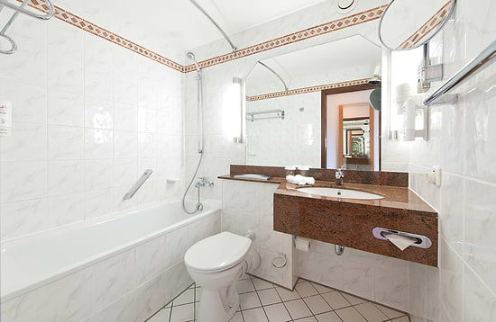 Leonardo Hotel Heidelberg-Walldorf - Superior Triple Bathroom