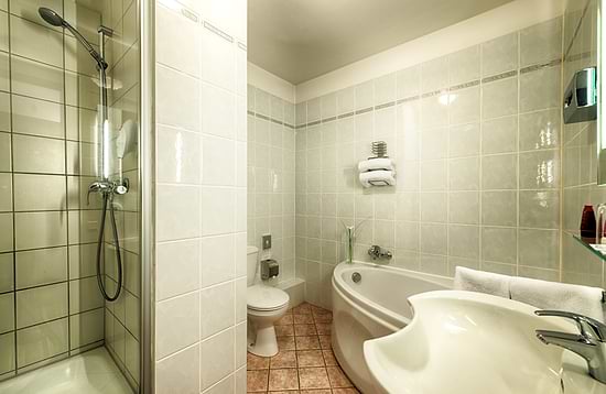 Leonardo Inn Hotel Hamburg Airport - Komfortzimmer Bad