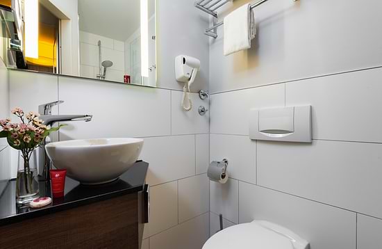 Leonardo Hotel Frankfurt City Center - Bathroom