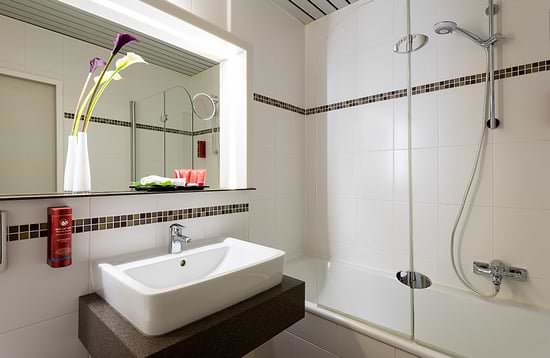 Leonardo Hotel Hamburg Elbbrücken - Badezimmer-Suite