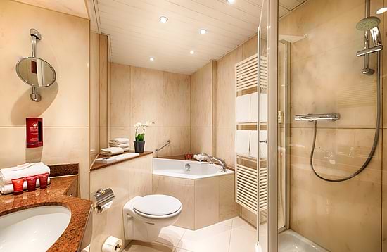 Leonardo Hotel Frankfurt City South - Suite Bathroom