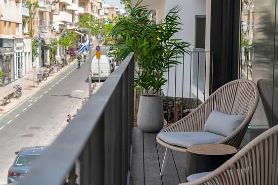 Three Bedroom Apartment with Balcony - Balcony