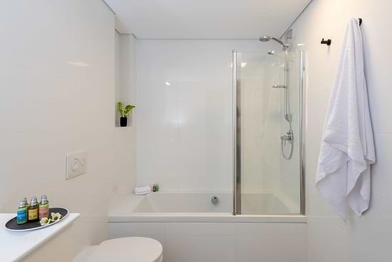 Three Bedroom Apartment with Balcony - Bathroom