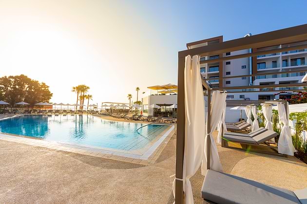 Leonardo Crystal Cove Hotel & Spa by the Sea - Adults Only - Außenansicht