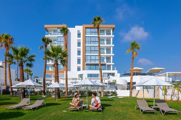 Leonardo Crystal Cove Hotel & Spa by the Sea - Adults Only - Außenansicht