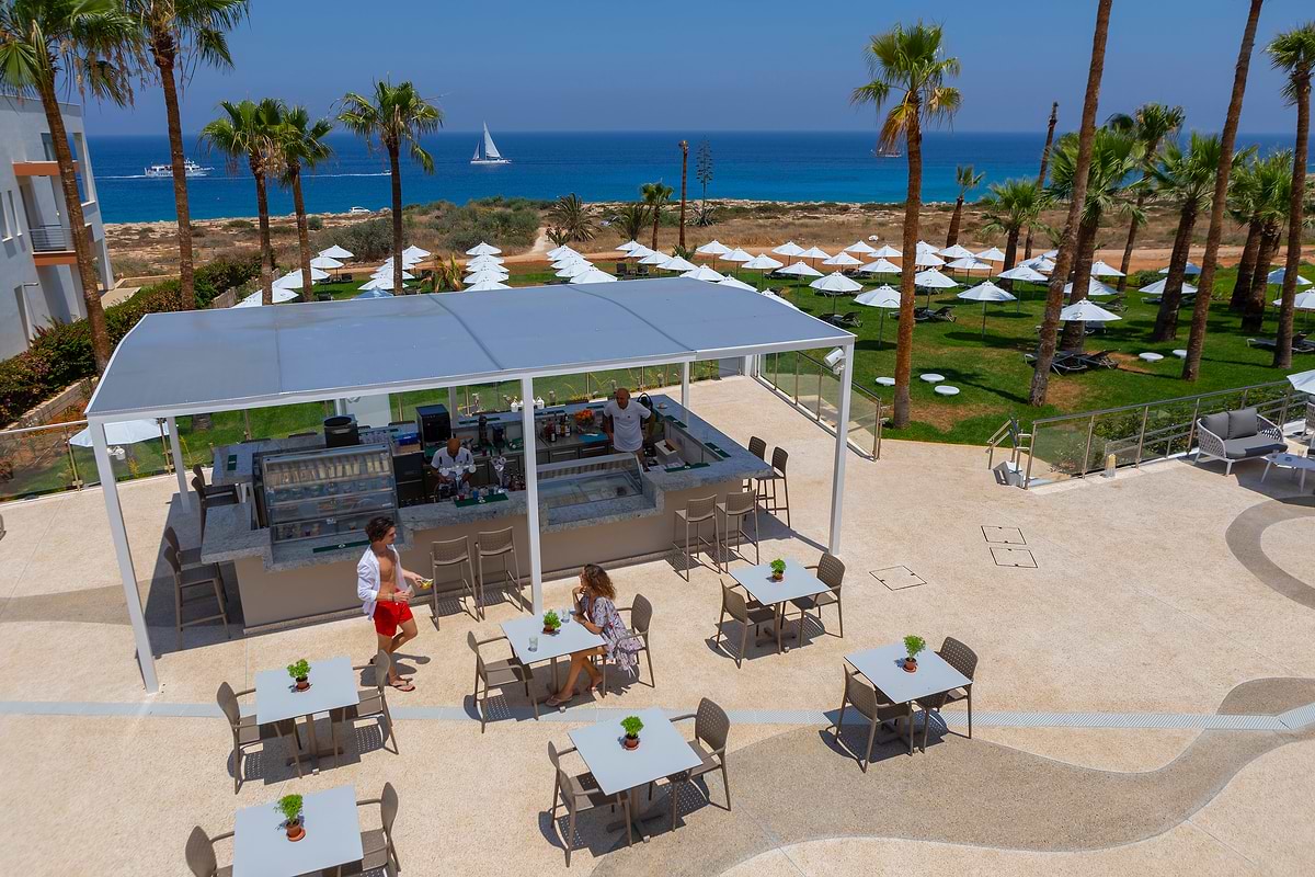 Leonardo Crystal Cove Hotel & Spa by the Sea - Adults Only - Bar de la piscine