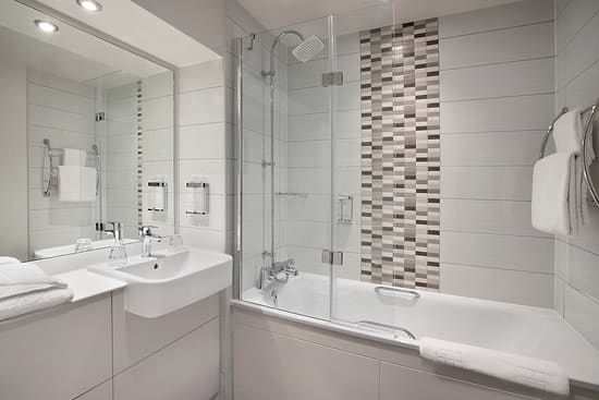 Leonardo Hotel Chester Bathroom