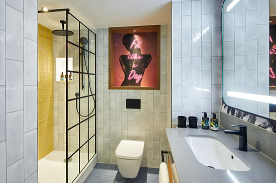 NYX Hotel Edinburgh - Superior Star with Queen Bed bathroom