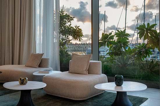 THE YACHT - Lobby