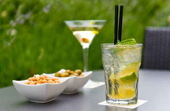 Leonardo Hotel Hamburg City Nord - Terrace & Snacks
