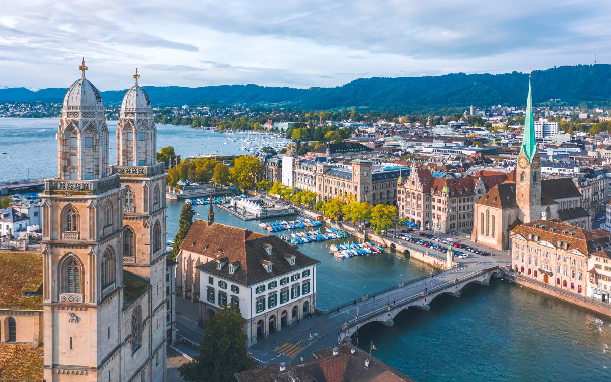 Altstadt Zürich mit Grossmünster und Limmat